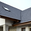 Dom z dachówkami ceramicznymi płaskimi Nelskamp Nibra G10 - widok na dokladnie wycięty kosz dachowy
