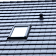 Dachówka ceramiczna płaska Nelskamp Nibra G10 w kolorze grafitowo-czarnym - widok na okno dachowe Roto i kominek wentylacyjny