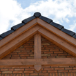 Dom z dachem ceramicznym Nelskamp G10 - widok na wykończony szczyt dachu w drewnie