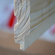 Boazeria z drewna świerkowego - przykład frezowanego pióra boazerii