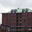 Dach wysokiego budynku wykończony rąbkiem stojącym