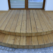 taras drewniany z modrzewia syberyjskiego - widok na wykończenie drzwi tarasowych