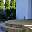 taras drewniany z modrzewia syberyjskiego - część tarasu od strony ogrodu z opiekunem