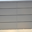Stalowy panel elewacyjny RAL 7024 na ścianie budynku przemysłowego