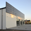 Stalowy panel elewacyjny RAL 7024 na ścianie budynku przemysłowego