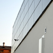 Stalowy panel elewacyjny RAL 7024 na ścianie budynku przemysłowego