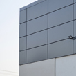 Elewacja budynku wykończona panelami stalowymi kolor grafit Ral 7024