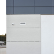 Elewacja budynku wykończona panelami stalowymi kolor grafit Ral 7024