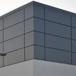 Panel ze stali kolor grafit na elewacji marketu razem z płytą elewacyjną włókno-cement Cembrit