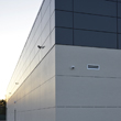 Panel ze stali kolor grafit na elewacji marketu razem z płytą elewacyjną włókno-cement Cembrit