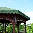 Piękne wykończenie zielonym gontem lini okapu dachu