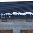 Śniegołapy dachowe zamontowane dla ochronny rynny pcv i przechodniów