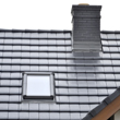 Dom z ceramiczną dachówką płaska Nelskamp G10 angoba - widok na okno dachowe w dachu