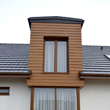 NIBRA G10 kolor 32 - ceramika dachowa płaska angobowana - widok na cedral jasny dąb i okno tarasowe