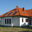Ciekawe połączenie okien dachowych i kolektorów Roto
