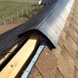 Wentylacja kalenicowa Quarrix Ridge Vent Roll na dachu