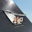 Klapowe okno dachowe Roto Designo R8 z pcv od strony dachu