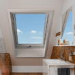Białe okno dachowe łazienkowe ROTO Designo R8 wykonane z pcv