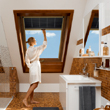 Okno dachowe łazienkowe ROTO Designo R8 wykonane w okleinie zloty dąb
