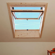 Ciepłe i funkcjonalne wysokoosiowe okno dachowe Roto Designo R7 zrobione z drewna