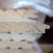 Drewniana boazeria świerkowa - widok od czoła deski boazeryjnej