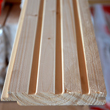 Drewniana boazeria świerkowa - przykład spodnich ryfli boazerii z drewna