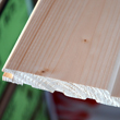 Drewniana boazeria świerkowa - widok na słoje drewna oraz pióro i wpust