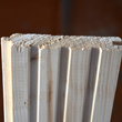 Boazeria z drewna świerkowego - przykład ryfli i czoła podsufitki drewnianej